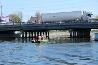 В Астрахани очищают от мусора акваторию Лебединого озера и каналов