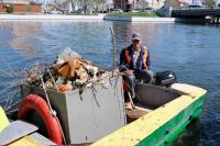 В Астрахани очищают от мусора акваторию Лебединого озера и каналов