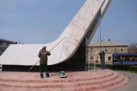 В Астрахани красят памятник «Журавли»