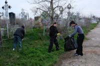 В Астрахани продолжается акция «Очистим историческую память от мусора»