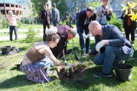 В сквере Журналистов прошел субботник