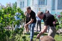 В Астрахани на центральной набережной высадили сирень 