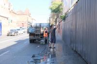 В Астрахани моют фасады и ограждения