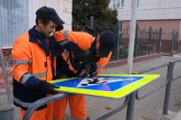 В Астрахани обновляют дорожные знаки