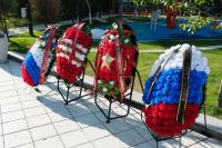 В Астрахани прошли торжественные церемонии возложения венков