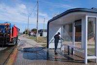 В Астрахани моют фасады и ограждения