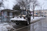 Коммунальные службы расчищают город от снега в усиленном режиме