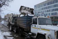Коммунальные службы расчищают город от снега в усиленном режиме