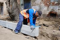 На улице Володарского ремонтируют дорогу 