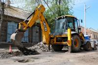 На улице Володарского ремонтируют дорогу 