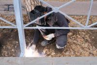 На улице Бабушкина устанавливают леерное ограждение