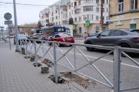 На улице Бабушкина устанавливают леерное ограждение