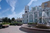 В Астрахани озеленители приступили к осенней высадке кустарников