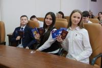 29 юных астраханцев получили паспорта в День воссоединения Крыма с Россией