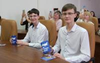 29 юных астраханцев получили паспорта в День воссоединения Крыма с Россией
