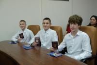 Тридцать астраханских школьников получили паспорта в День Конституции России