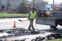 На улице Адмирала Нахимова и Савушкина провели ямочный ремонт 