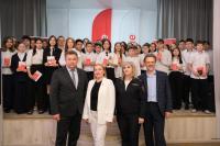 В День воссоединения с Крымом юным астраханцам вручили паспорта