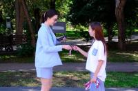 В День флага астраханцам раздали три тысячи лент с российским триколором