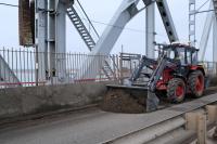 В Астрахани моют Старый мост