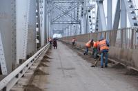 В Астрахани моют Старый мост