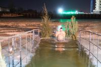 Свыше 1100 астраханцев окунулись ночью в крещенские купели