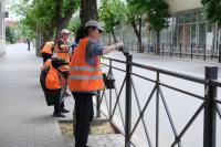 В Астрахани красят леерное ограждение и бордюры вдоль улиц