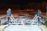 Свыше 1100 астраханцев окунулись ночью в крещенские купели