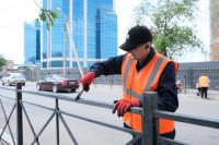 В Астрахани красят леерное ограждение и бордюры вдоль улиц