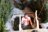 Свыше 1100 астраханцев окунулись ночью в крещенские купели