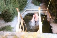 Свыше 1100 астраханцев окунулись ночью в крещенские купели