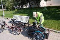 В центре Астрахани появились дворники-велосипедисты  