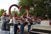 В выходные на набережной Волги играли два рояля