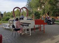 В выходные на набережной Волги играли два рояля