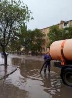 В Астрахани с улиц откачивают дождевую воду