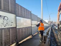 В Астрахани моют шумовые экраны и остановки