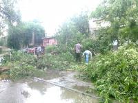 Администрация Ленинского района продолжает работы по санитарной уборке территории района.