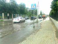 Администрация Ленинского района продолжает работы по санитарной уборке территории района.