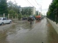 Администрация Ленинского района продолжает работы по санитарной уборке территории района.