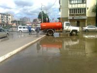 Администрация Ленинского района продолжает работы по санитарной уборке территории района.