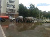 Администрация Ленинского района продолжает работы по санитарной уборке территории района.