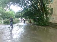 Администрация Ленинского района продолжает работы по санитарной уборке территории района.