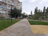 На улице Чехова завершается благоустройство сквера