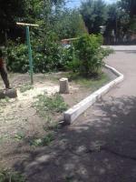 Администрация Ленинского района продолжает работы по санитарной уборке территории района.