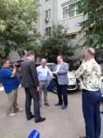 Председатель наблюдательного совета Фонда содействия реформированию ЖКХ - Сергей Степашин вручил знак отличия «Знак качества ЖКХ» председателю ТСН «Новинка»  Константину  Марисову