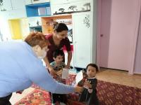 Сотрудники администрации Ленинского района г. Астрахани в преддверии Нового года организовали благотворительную акцию «Праздник к нам приходит»