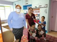Сотрудники администрации Ленинского района г. Астрахани в преддверии Нового года организовали благотворительную акцию «Праздник к нам приходит»