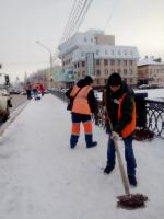 Коммунальные службы продолжают очищать город от снега