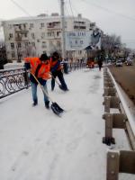 Коммунальные службы продолжают очищать город от снега