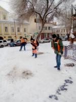 Коммунальные службы продолжают очищать город от снега